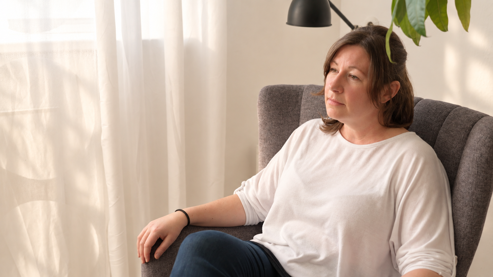 Claudia Widlhofer im Sessel in ihrer Praxis in Wien Ottakring