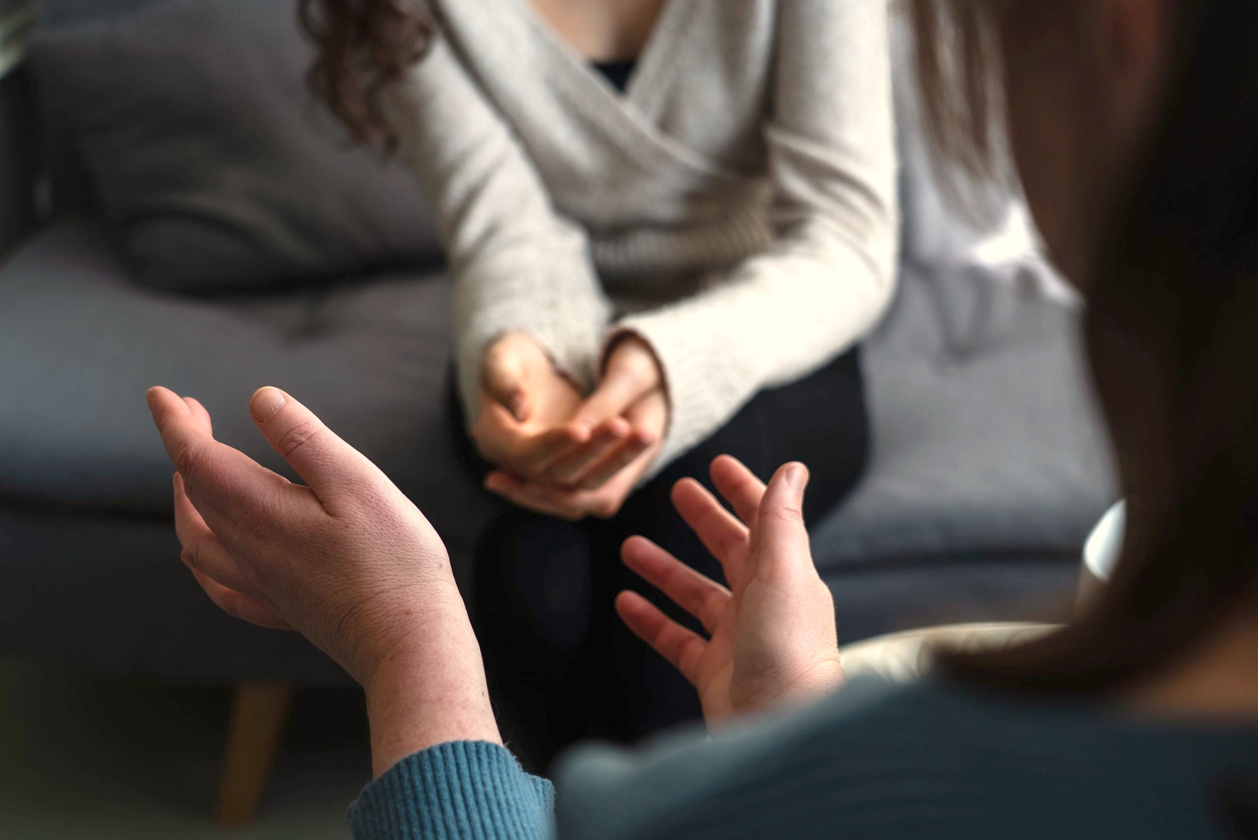 Hände im Gespräch während einer persönlichen Begleitung