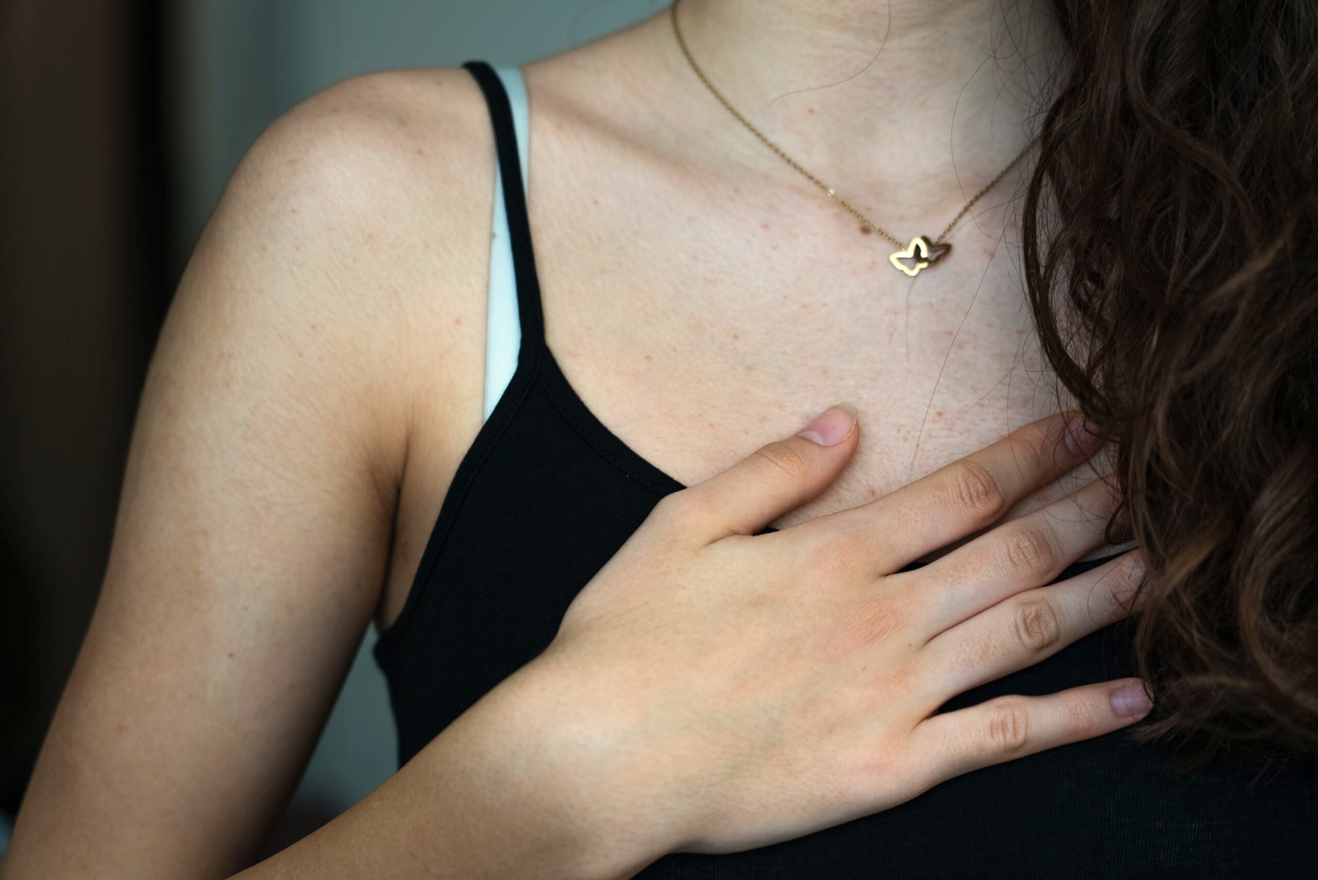Claudia mit Hand auf der Brust